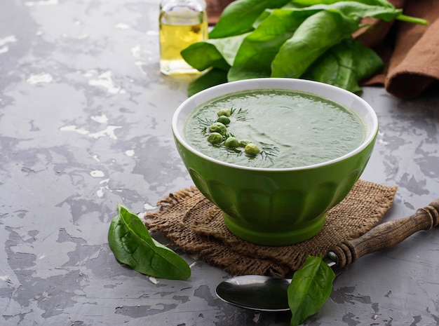 Zuppa di crema di spinaci verdi