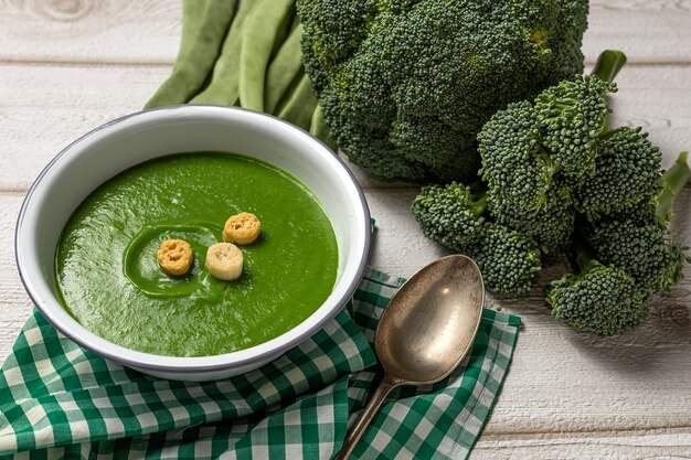 Zuppa di crema di verdure verde