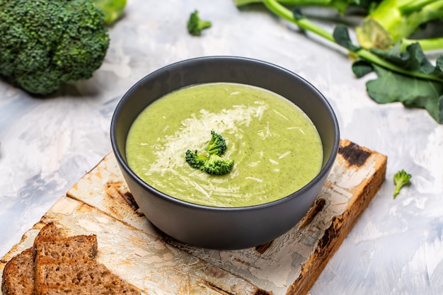 Zuppa di crema di verdure verdi, con broccoli e parmigiano, Cibo pulito, dieta, vegano, vegetariano
