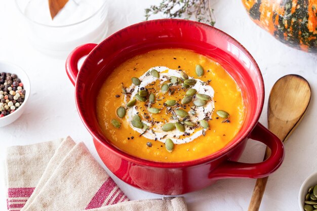 Zuppa di crema di zucca con semi Alimentazione sana Cibo vegetariano Dieta