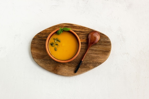 Zuppa di crema di zucca con semi di zucca in una ciotola. Vista dall'alto. Messa a fuoco selettiva.