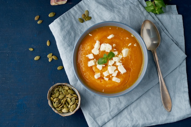 Zuppa di crema di zucca con semola, cibo autunnale fatto in casa