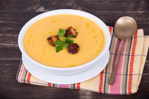 Zuppa di crema di zucca di mele in un piatto