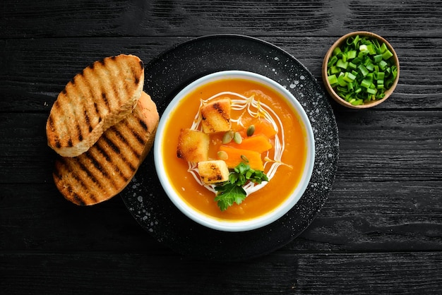 Zuppa di crema di zucca in una ciotola con pane tostato Alimenti dietetici Vista dall'alto Spazio libero per la copia