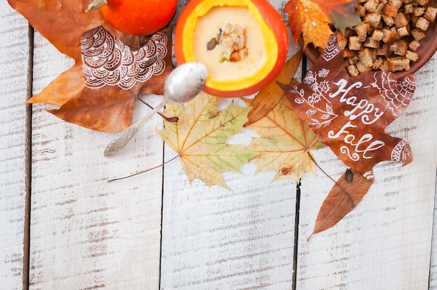 zuppa di crema di zucca in uno scenario autunnale