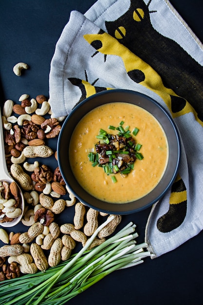 Zuppa di crema di zucca. Sfondo scuro