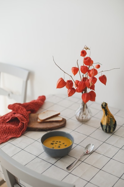 Zuppa di crema di zucca vegetariana calda e salutare con semi sul tavolo