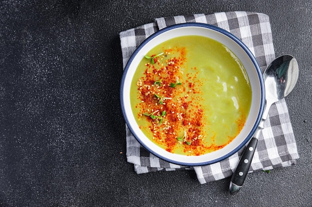 zuppa di crema di zucchine piatto di verdure pasto sano cibo spuntino sul tavolo copia spazio cibo sfondo