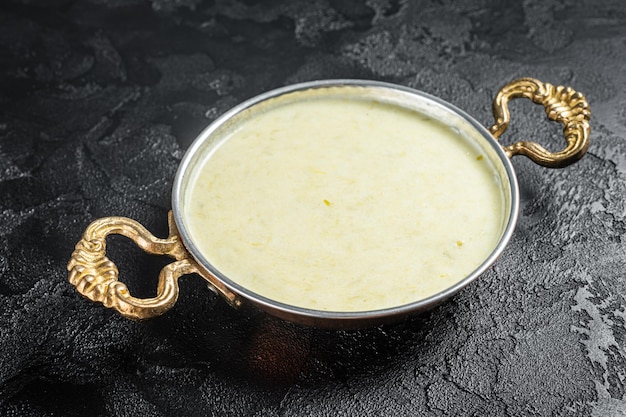 Zuppa di crema francese Vichyssoise con porri e cipolla Sfondo nero Vista dall'alto