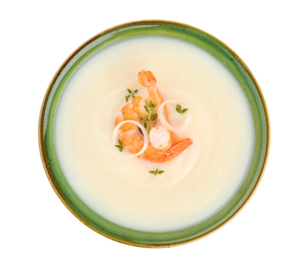 Zuppa di crema gustosa con gamberetti in una ciotola isolata su bianco