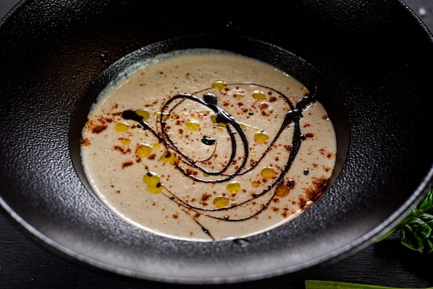 Zuppa di crema gustosa su sfondo nero