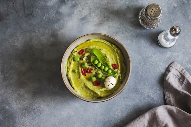 Zuppa di crema verde con piselli e mozzarella