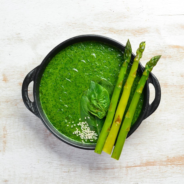 Zuppa di crema verde con spinaci e asparagi Cibo sano Vista dall'alto Spazio libero per il testo