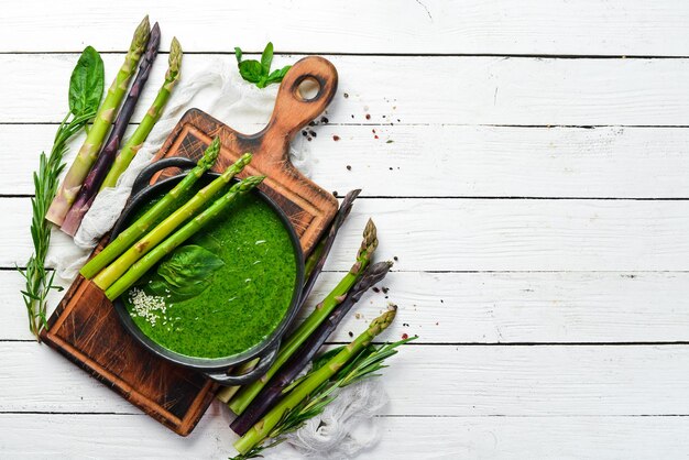 Zuppa di crema verde con spinaci e asparagi Cibo sano Vista dall'alto Spazio libero per il testo