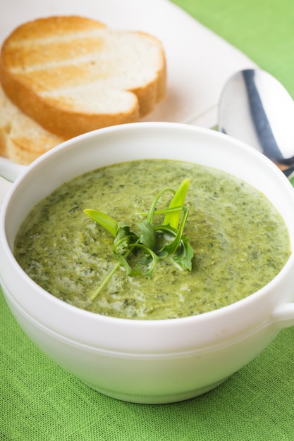 Zuppa di crema verde con spinaci e pane