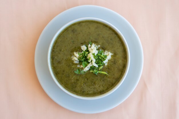 Zuppa di crema verde di spinaci con formaggio e prezzemolo fresco