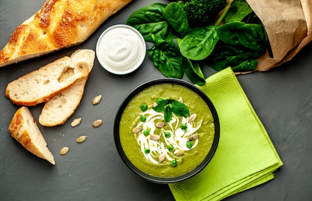 Zuppa di crema verde di spinaci e broccoli. sfondo concreto o ardesia. Il concetto di dieta e dieta salutari.