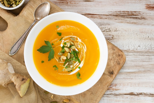 Zuppa di crema vista dall'alto con semi e prezzemolo