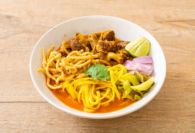 Zuppa di curry di pasta della Thailandia settentrionale con maiale brasato - stile di cibo tailandese