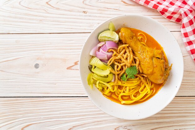 Zuppa di curry di pasta della Thailandia settentrionale con pollo (Kao Soi Kai) - Stile di cibo tailandese