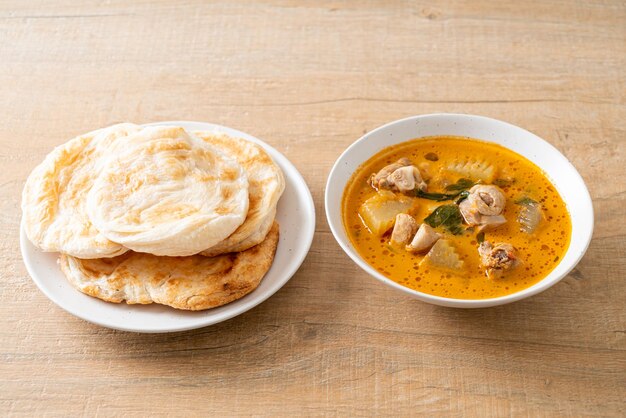 Zuppa di curry di pollo con roti o naan con pollo tikka masala - stile alimentare asiatico