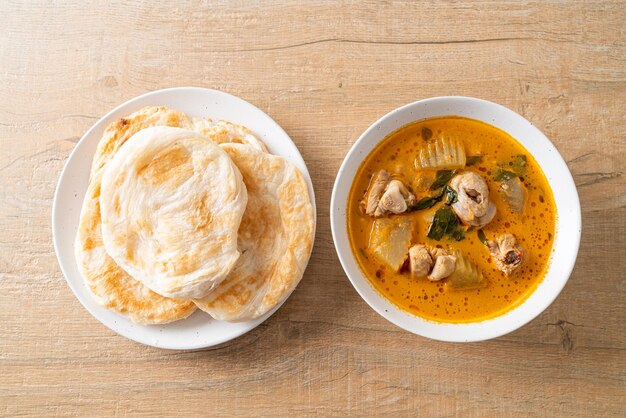 Zuppa di curry di pollo con roti