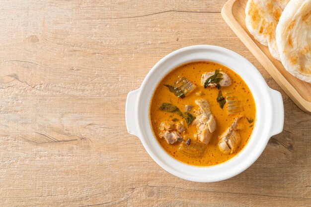 Zuppa di curry di pollo con roti