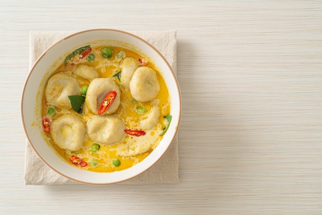 Zuppa di curry verde con polpetta di pesce - Thai food style