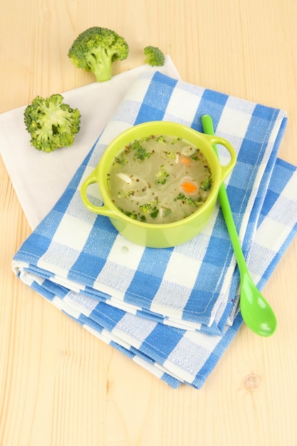 Zuppa di dieta con verdure in padella sul primo piano della tavola di legno