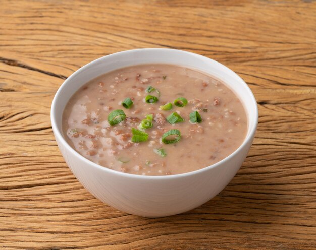 Zuppa di fagioli marroni in una ciotola sopra un tavolo di legno