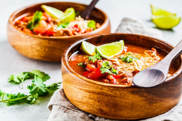 Zuppa di fagioli messicana tradizionale con carne e formaggio in ciotola di legno