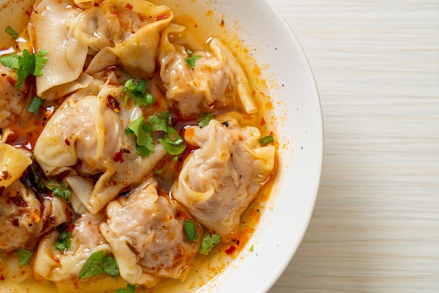 zuppa di fagottini di maiale o zuppa di gnocchi di maiale con peperoncino arrosto - stile alimentare asiatico