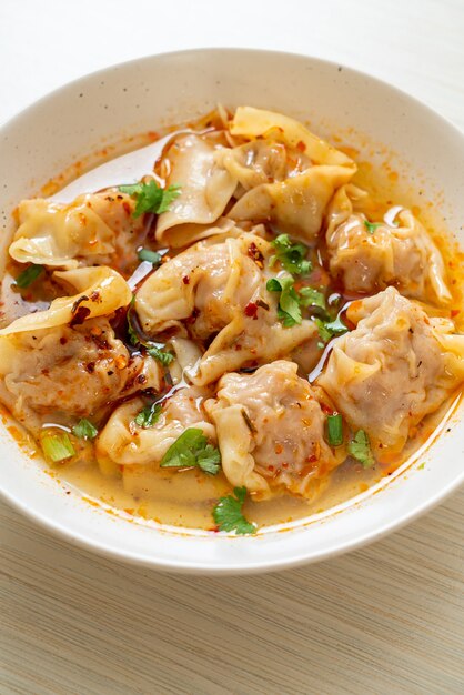 zuppa di fagottini di maiale o zuppa di gnocchi di maiale con peperoncino arrosto - stile alimentare asiatico