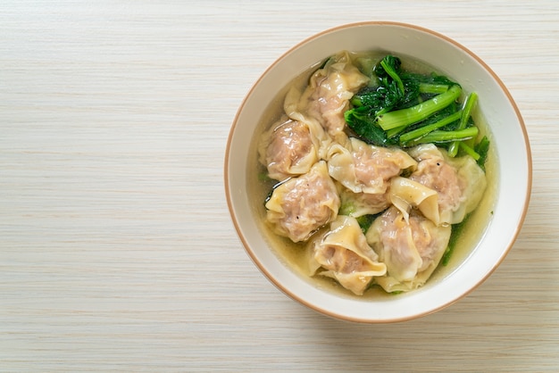 zuppa di fagottini di maiale o zuppa di gnocchi di maiale con verdure - Stile asiatico