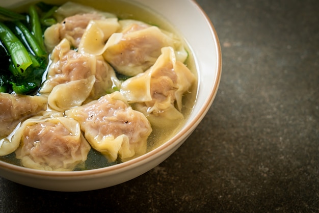 zuppa di fagottini di maiale o zuppa di gnocchi di maiale con verdure - stile di cibo asiatico