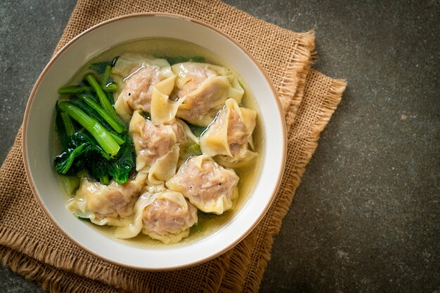 zuppa di fagottini di maiale o zuppa di gnocchi di maiale con verdure. Stile di cibo asiatico