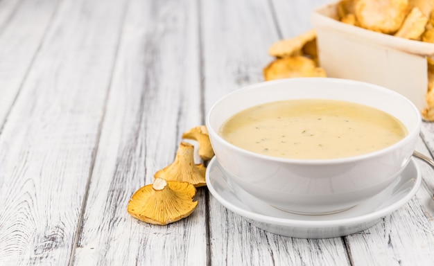 Zuppa di finferli cremosa fresca fatta su un fondo rustico