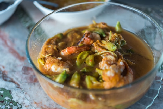 Zuppa di fiori Katuri calda e aspra al cibo di strada