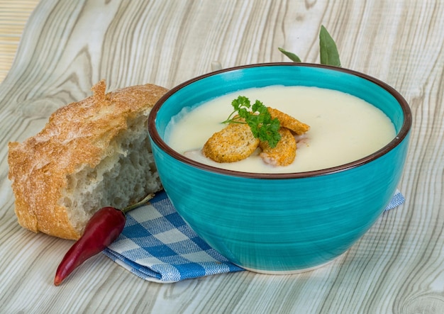 Zuppa di formaggio con crostini