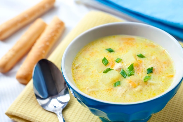 Zuppa di formaggio con pollo, patate e curcuma