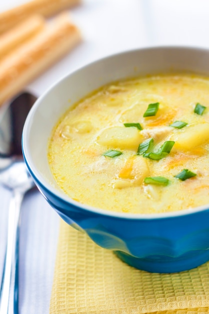Zuppa di formaggio con pollo, patate e curcuma