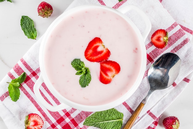 Zuppa di fragole cremosa, cibo estivo vegano