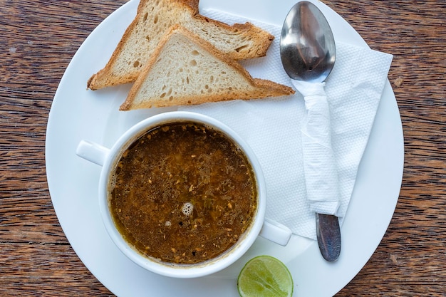 Zuppa di frutti di mare in una ciotola bianca Tanzania Africa orientale da vicino