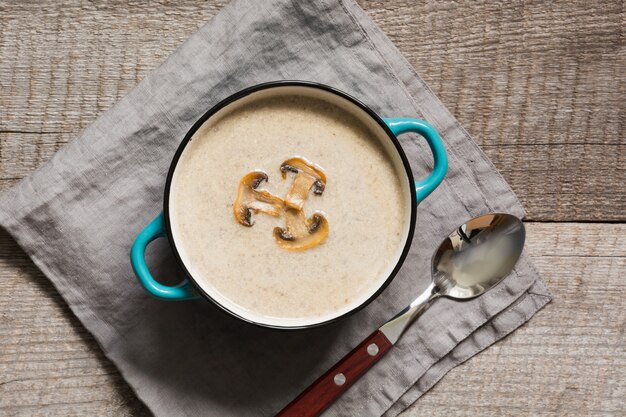 Zuppa di funghi champignon,