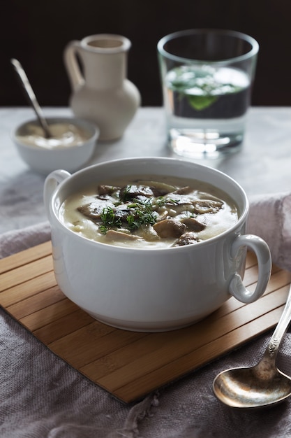 Zuppa di funghi con aneto in una ciotola bianca