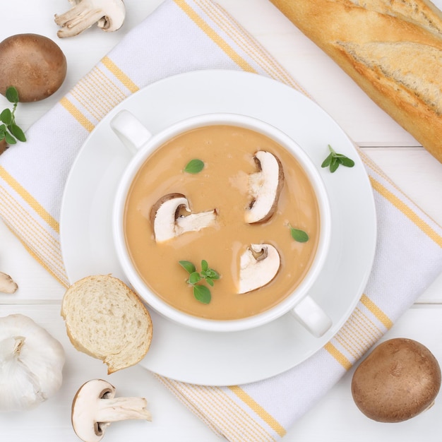 Zuppa di funghi con funghi in una ciotola dall'alto mangiare sano