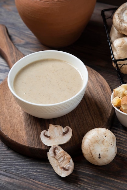 Zuppa Di Funghi Con ingredienti compasi