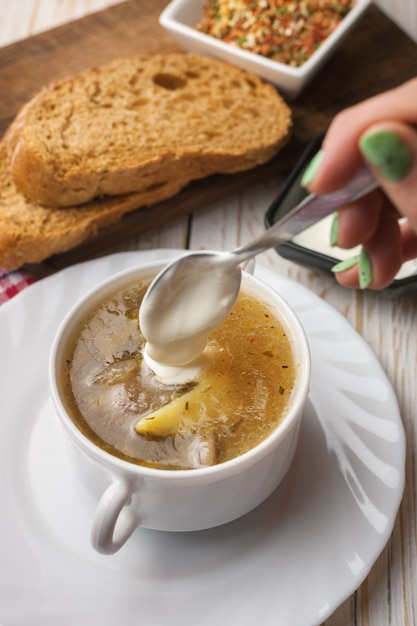 Zuppa di funghi con panna acida.