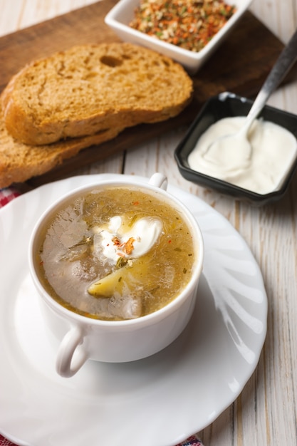 Zuppa di funghi con panna acida.