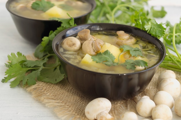 Zuppa di funghi dieta casalinga su uno sfondo chiaro.